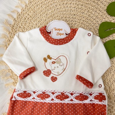 Macacão Trape Zape-  Coração Gatinha- Off White e Cor telha com Poá